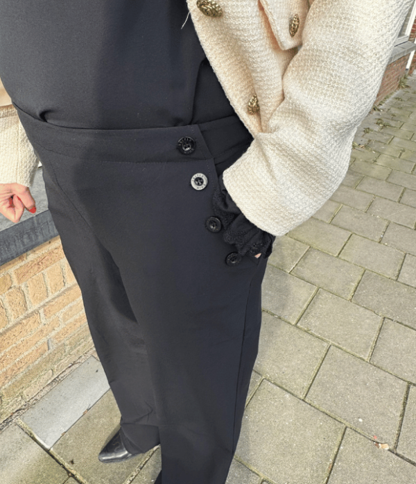 pantalon met wijden pijen en knoopjes