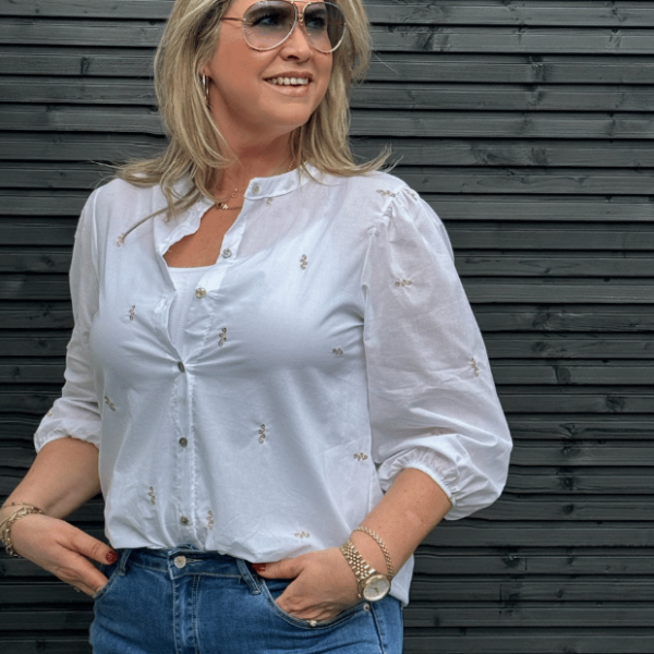 Witte blouse met goude borduursels