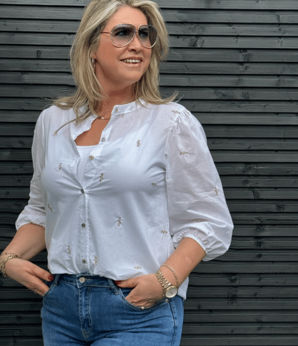 Witte blouse met goude borduursels