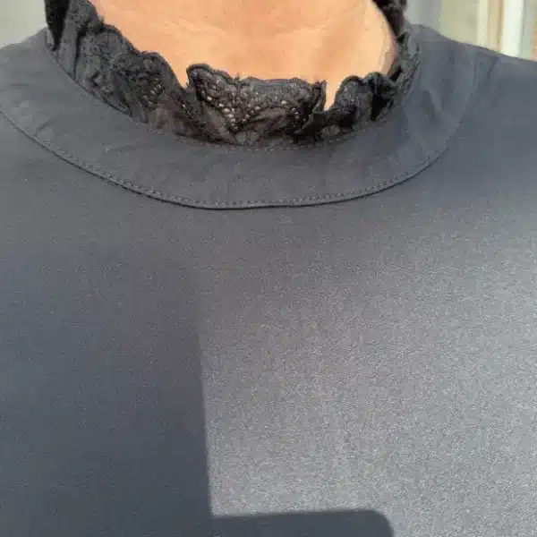 Top met broderie zwart