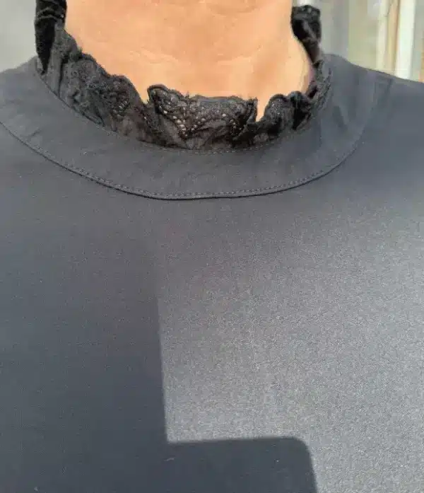 Top met broderie zwart