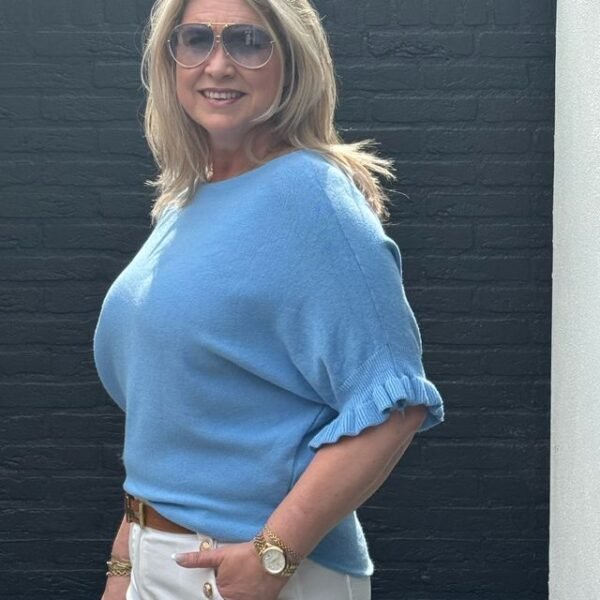 Vlindertrui met korte ruffle mouw lichtblauw