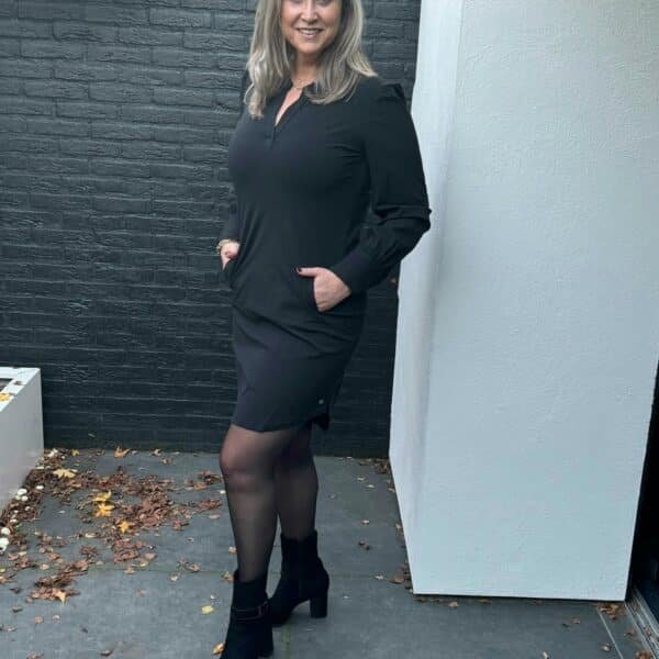 Travelstof Jurk zwart met Pofmouwen Triple Nine 51701 Travelstof Jurk zwart met Pofmouwen Triple Nine 51701