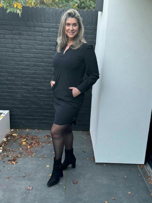 Travelstof Jurk zwart met Pofmouwen Triple Nine 51701 Travelstof Jurk zwart met Pofmouwen Triple Nine 51701