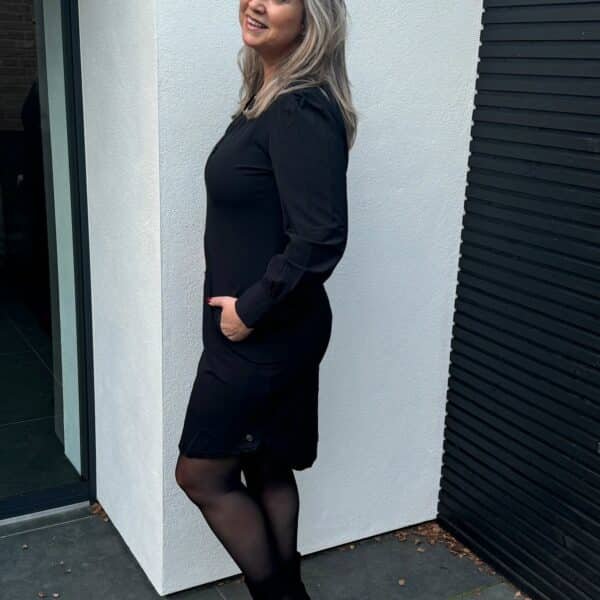 Zwarte Travelstof Jurk met Pofmouwen Triple Nine 51701 Zwarte Travelstof Jurk met Pofmouwen Triple Nine 51701