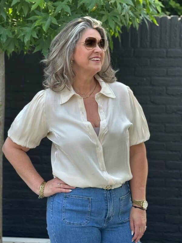 Blouse glanzend met pofmouw beige van Gemma Ricceri