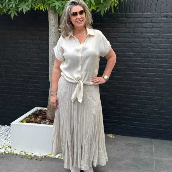 Glanzende blouse met knoopdetail beige