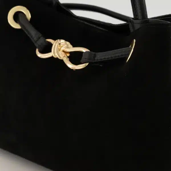 mimi-suede-grain-schoudertassen-zwart-d28-goudkleu (2)