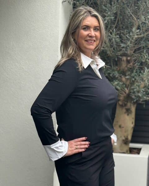 Triple Nine travelstof top zwart met witte kraag