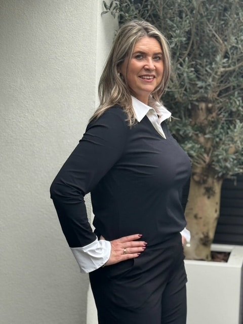 Triple Nine travelstof top zwart met witte kraag Triple Nine travelstof top zwart met witte kraag