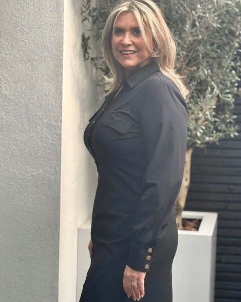 Travelstof jurk gouden knopen zwart Triple Nine - 51810