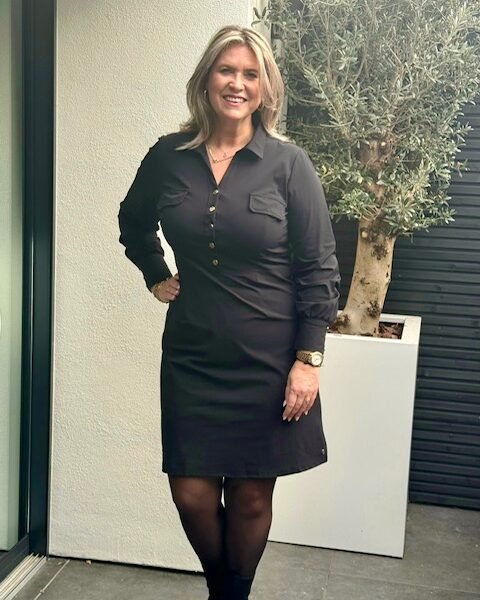 Travelstof jurk gouden knopen zwart Triple Nine - 51810