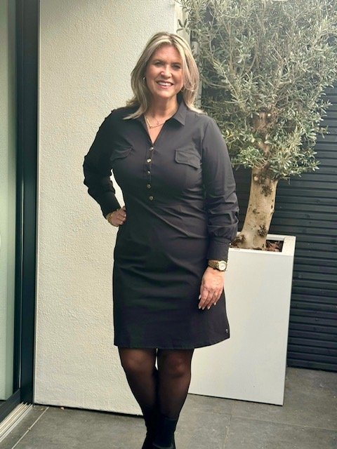 Travelstof jurk gouden knopen zwart Triple Nine - 51810