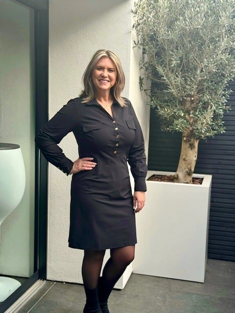 Travelstof jurk gouden knopen zwart Triple Nine - 51810