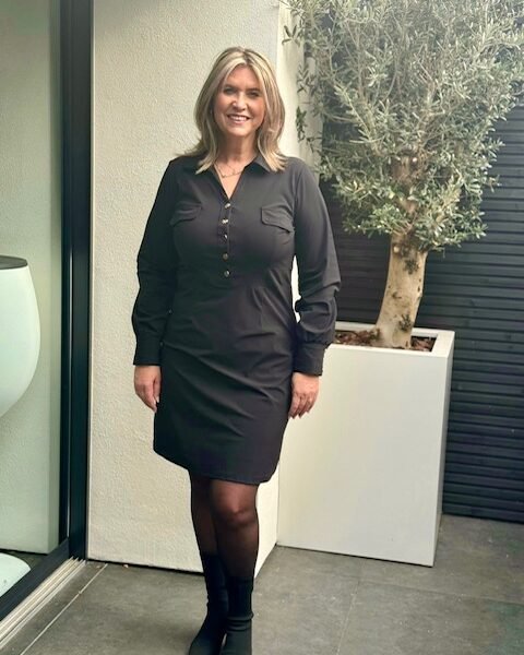 Travelstof jurk gouden knopen zwart Triple Nine - 51810