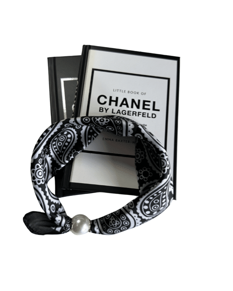 Sjaaltje met parel sluiting - zwart wit Sjaaltje met parel sluiting - zwart wit