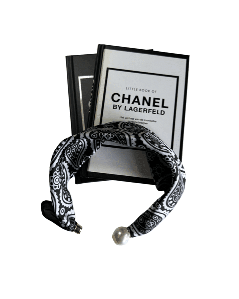 Sjaaltje met parel sluiting - zwart wit Sjaaltje met parel sluiting - zwart wit